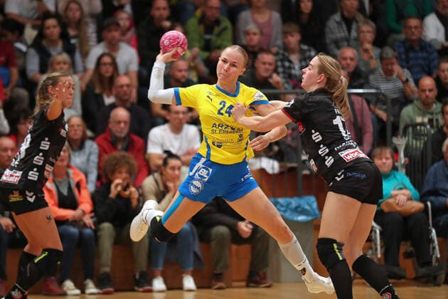 Sport Themen der Woche KW39 Sport Bilder des Tages Handball, 2. HBF, HC Leipzig vs. HL Buchholz 08-Rosengarten, 02.10.22 Handball, 2. Bundesliga Frauen, HBF, Saison 2022 2023, 4. Spieltag: HC Leipzig vs. HL Buchholz 08-Rosengarten am 02.10.22 in der Sporthalle Bruederstrasse Leipzig. Im Bild: Lotta ROEPCKE (24, HC Leipzig) setzt sich gegen Levke KRETSCHMANN (17, Buchholz-Rosengarten) durch. *** Handball, 2 HBF, HC Leipzig vs HL Buchholz 08 Rosengarten, 02 10 22 Handball, 2 Bundesliga Frauen, HBF, Saison 2022 2023, 4 Spieltag HC Leipzig vs HL Buchholz 08 Rosengarten am 02 10 22 in der Sporthalle Bruederstrasse Leipzig Im Bild Lotta ROEPCKE 24, HC Leipzig setzt sich gegen Levke KRETSCHMANN 17, Buchholz Rosengarten durch Copyright: xBEAUTIFULxSPORTS JanxKaeferx