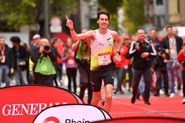 Bilder des Jahres, Sport 10 Oktober Sport Themen der Woche KW39 Sport Bilder des Tages Tobias Blum gewinnt bei den Männern den 24. Generali Köln Marathon 2022. Köln, 02.10.2022 *** Tobias Blum wins the mens 24 Generali Cologne Marathon 2022 Cologne, 02 10 2022 Foto:xD.xAnoraganingrumx xFuturexImage