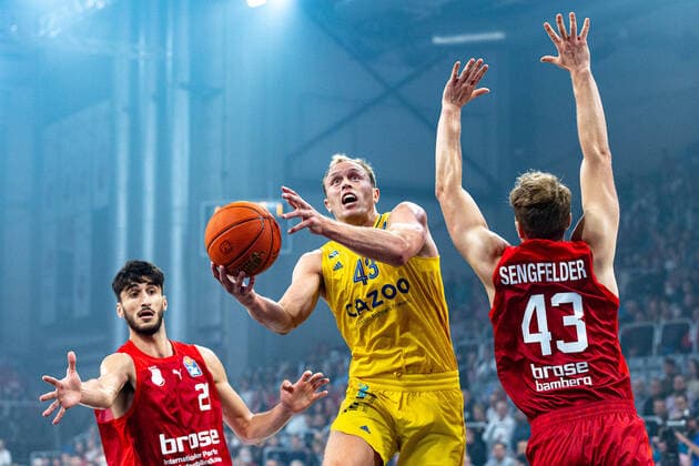 Bilder des Jahres, Sport 10 Oktober Sport Themen der Woche KW39 Sport Bilder des Tages Gabriel Chachashvili (Brose Bamberg, 21), Luke Sikma (Alba Berlin, 43), Christian Sengfelder (Brose Bamberg, 43), Brose Bamberg vs. Alba Berlin, Basketball, easyCredit BBL, 1. Spieltag, 02.10.2022 Brose Bamberg vs. Alba Berlin, Basketball, easyCredit BBL, 1. Spieltag, 02.10.2022 Bamberg *** Gabriel Chachashvili Brose Bamberg, 21 , Luke Sikma Alba Berlin, 43 , Christian Sengfelder Brose Bamberg, 43 , Brose Bamberg vs Alba Berlin, Basketball, easyCredit BBL, 1 Matchday, 02 10 2022 Brose Bamberg vs Alba Berlin, Basketball, easyCredit BBL, 1 Matchday, 02 10 2022 Bamberg Copyright: xEibner-Pressefoto G.xSantemizx EP_EER