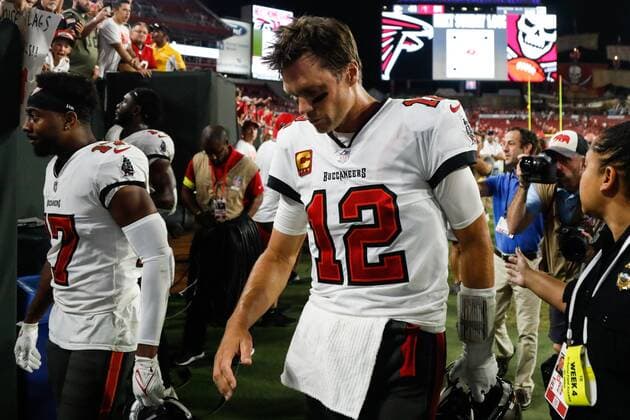 Sport Themen der Woche KW39 Sport Bilder des Tages October 2, 2022, Tampa, Florida, USA: Tampa Bay Buccaneers quarterback Tom Brady (12) walks off the field after his team is defeated by the Kansas City Chiefs, 31-41, at Raymond James Stadium in Tampa on Sunday, Oct. 2, 2022. Tampa USA - ZUMAs70_ 0170323277st Copyright: xJeffereexWoox