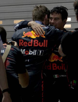 FORMULA 1 SINGAPORE AIRLINES SINGAPORE GRAND PRIX 2022 02 10 2022, Marina Bay Street Circuit, Singapore, FORMULA 1 SINGAPORE AIRLINES SINGAPORE GRAND PRIX 2022 ,in the picture Max Verstappen NEL , Oracle Red Bull Racing congratulates Sergio Perez MEX , Oracle Red Bull Racing to the victory nordphotoxGmbHx xBratic nph00250