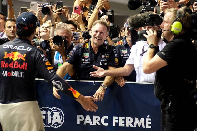 FORMULA 1 SINGAPORE AIRLINES SINGAPORE GRAND PRIX 2022 02 10 2022, Marina Bay Street Circuit, Singapore, FORMULA 1 SINGAPORE AIRLINES SINGAPORE GRAND PRIX 2022 ,in picture winner Sergio Perez MEX , Oracle Red Bull Racing celebrates with Team Principal Christian Horner Red Bull Racing Honda and Motorsport Director Dr Helmut Marko Red Bull Racing Honda nordphotoxGmbHx xBratic nph00250