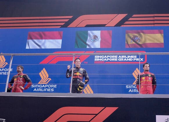 FORMULA 1 SINGAPORE AIRLINES SINGAPORE GRAND PRIX 2022 02 10 2022, Marina Bay Street Circuit, Singapore, FORMULA 1 SINGAPORE AIRLINES SINGAPORE GRAND PRIX 2022 ,in picture winner Sergio Perez MEX , Oracle Red Bull Racing, 2 place for Charles Leclerc MCO , Scuderia Ferrari, 3 place for Carlos Sainz Jr ESP , Scuderia Ferrari nordphotoxGmbHx xBratic nph00250