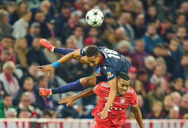 Bilder des Jahres, Sport 10 Oktober Sport Themen der Woche KW40 Sport Bilder des Tages Ryan Gravenberch, FCB 38 compete for the ball, tackling, duel, header, zweikampf, action, fight against Jhon Mosquera, Pilsen 18 in the match FC BAYERN MUENCHEN - FC VIKTORIA PILSEN of football UEFA Champions League, group stage, group C, match day, in season 2022 2023 in Munich, Oct 4, 2022. Gruppenphase, FCB
