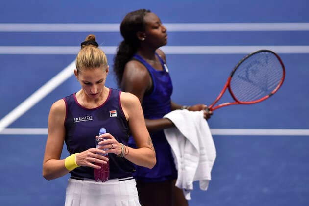 Karolina Pliskova of Czech Republic, left, and Alycia Parks of USA during the WTA, Tennis Damen Agel Open 2022 women s tennis tournament match in Ostrava, Czech Republic, October 4, 2022. (CTKxPhoto JaroslavxOzana) CTKPhotoP2022100408622  JAO 24
