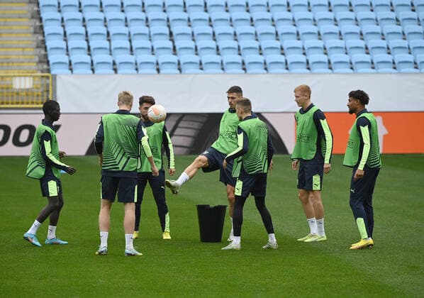 Football, men, season 2022 2023, Europa League, Malmö FF 1 FC Union Berlin group stage, group D, match day 3 , training of Malmö the day before the match at Eleda Stadium, during the warm-up, Malmös speilers tried to juggle the ball into the bucket in groups, 05 10 2022, Copyright: xMatthiasxKochx