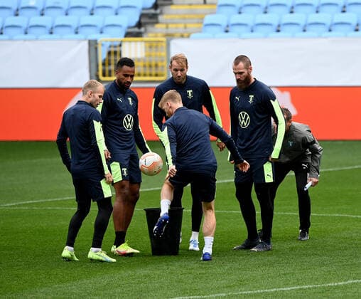 Football, men, season 2022 2023, Europa League, Malmö FF 1 FC Union Berlin group stage, group D, match day 3 , training of Malmö the day before the match at Eleda Stadium, during the warm-up, Malmös speilers tried to juggle the ball into the bucket in groups, 05 10 2022, Copyright: xMatthiasxKochx