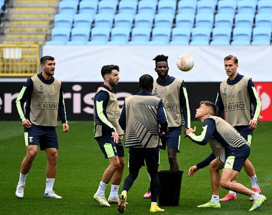 Football, men, season 2022 2023, Europa League, Malmö FF 1 FC Union Berlin group stage, group D, match day 3 , training of Malmö the day before the match at Eleda Stadium, during the warm-up, Malmös speilers tried to juggle the ball into the bucket in groups, 05 10 2022, Copyright: xMatthiasxKochx