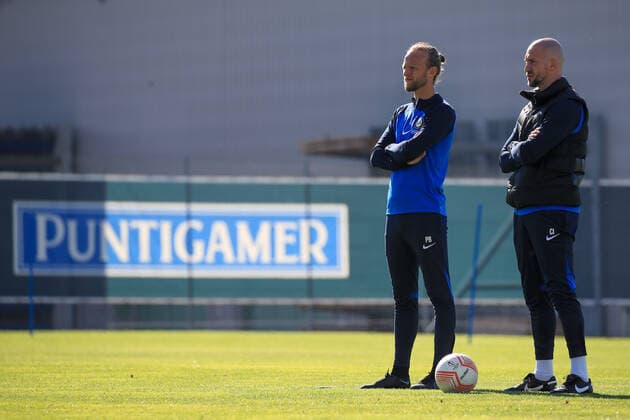 SOCCER - UEFA EL, Sturm vs Lazio, preview GRAZ,AUSTRIA,05.OCT.22 - SOCCER - UEFA Europa League, SK Sturm Graz vs SS Lazio Roma, preview, training Sturm. Image shows physical therapist Bernd Provok and head coach Christian Ilzer (Sturm).  GEPAxpictures xMarioxBuehner