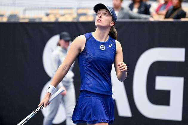 05.10.2022 OSTRAWA ( CZECH REPUBLIC ) TENIS ZIEMNY ( TENNIS ) WTA, Tennis Damen AGEL OPEN OSTRAVA 2022 - TURNIEJ WTA 500 - 1 8 FINALU - ROUND OF 16 MECZ IGA SWIATEK VS. AJLA TOMLJANOVIC ( GAME ) NZ IGA SWIATEK SYLWETKA FOTO MICHAL STANCZYK CYFRASPORT NEWSPIX.PL --- Newspix.pl  20221005CSMS0007