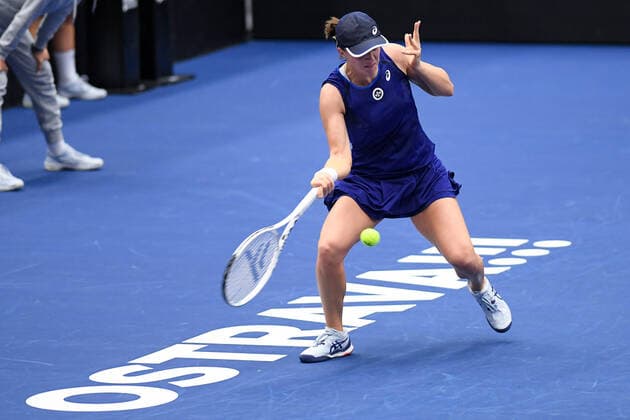 05.10.2022 OSTRAWA ( CZECH REPUBLIC ) TENIS ZIEMNY ( TENNIS ) WTA, Tennis Damen AGEL OPEN OSTRAVA 2022 - TURNIEJ WTA 500 - 1 8 FINALU - ROUND OF 16 MECZ IGA SWIATEK VS. AJLA TOMLJANOVIC ( GAME ) NZ IGA SWIATEK SYLWETKA FOTO MICHAL STANCZYK CYFRASPORT NEWSPIX.PL --- Newspix.pl  20221005CSMS0018