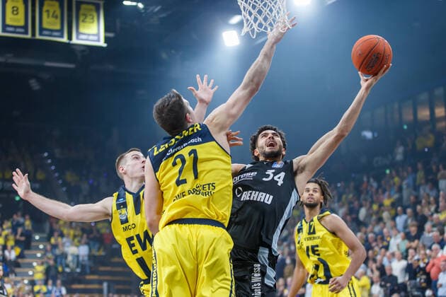 Sport Themen der Woche KW40 Sport Bilder des Tages Oldenburg, Niedersachsen, DEU, 05.10.2022, Jackson Rowe (Mitte, Medi Bayreuth), Tanner Leissner (2. v. links, EWE Baskets Oldenburg) und Trey Drechsel III (links, EWE Baskets Oldenburg). EWE Baskets Oldenburg vs. Medi Bayreuth. 1. Basketball-Bundesliga Saison 2022 2023, 2. Spieltag, Grosse EWE Arena. EWE Baskets Oldenburg vs. Medi Bayreuth *** Oldenburg, Lower Saxony, DEU, 05 10 2022, Jackson Rowe center, Medi Bayreuth , Tanner Leissner 2 v left, EWE Baskets Oldenburg and Trey Drechsel III left, EWE Baskets Oldenburg EWE Baskets Oldenburg vs Medi Bayreuth 1 Basketball Bundesliga Saison 2022 2023, 2 Spieltag, Grosse EWE Arena EWE Baskets Oldenburg vs Medi Bayreuth
