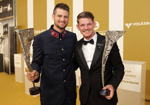 SPORTHILFE - LOTTERIEN Sporthilfe-Gala 2022 VIENNA,AUSTRIA,05.OCT.22 - VARIOUS SPORTS, SPORTHILFE - LOTTERIEN Sporthilfe-Gala, election of Austrian Sports Personality of the Year. Image shows Johannes Strolz (AUT) and Thomas Morgenstern. Keywords: trophy.  GEPAxpictures xWalterxLuger
