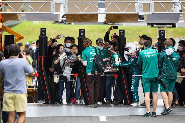 VETTEL Sebastian (ger), Aston Martin F1 Team AMR22, portrait with spectators, fans during the Formula 1 Honda Japanese Grand Prix 2022, 18th round of the 2022 FIA Formula One World Championship, WM, Weltmeisterschaft from October 7 to 9, 2022 on the Suzuka International Racing Course, in Suzuka, Mie Prefecture, Japan - F1 - JAPANESE GRAND PRIX 2022 DPPI Panoramic  00122041_AV6_6859