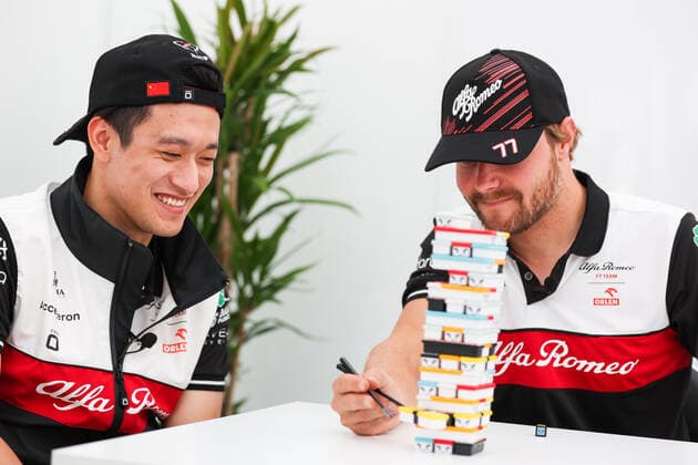 Sport Bilder des Tages ZHOU Guanyu (chi), Alfa Romeo F1 Team ORLEN C42, BOTTAS Valtteri (fin), Alfa Romeo F1 Team ORLEN C42, portrait playing Sushi Jenga game during the Formula 1 Honda Japanese Grand Prix 2022, 18th round of the 2022 FIA Formula One World Championship, WM, Weltmeisterschaft from October 7 to 9, 2022 on the Suzuka International Racing Course, in Suzuka, Mie Prefecture, Japan - F1 - JAPANESE GRAND PRIX 2022 DPPI Panoramic  00122041_AV6_7023
