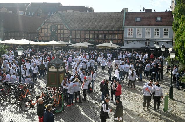 Football, men, season 2022 2023, Europa League, Malmö FF 1 FC Union Berlin group stage, group D, match day 3 , fans of Union on the day of the match in Malmö at Lilla Torg, many fans wear the white motto jackets with the imprint Union Fans in Europe with a ferry and the inscription travel squad as a motif, 06 10 2022, Copyright: xMatthiasxKochx