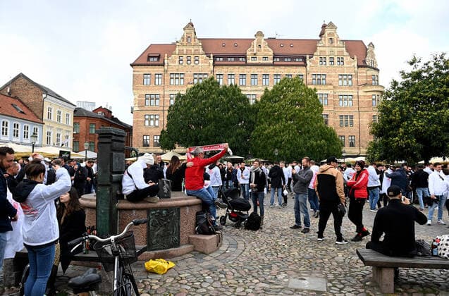 Football, men, season 2022 2023, Europa League, Malmö FF 1 FC Union Berlin group stage, group D, match day 3 , fans of Union on the day of the match in Malmö at Lilla Torg, many fans wear the white motto jackets with the imprint Union Fans in Europe with a ferry and the inscription travel squad as a motif, 06 10 2022, Copyright: xMatthiasxKochx