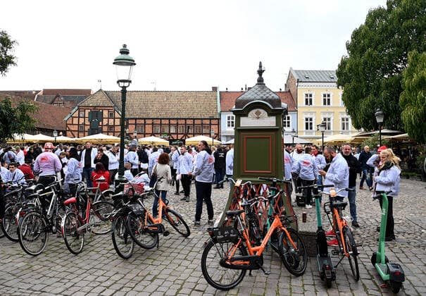 Football, men, season 2022 2023, Europa League, Malmö FF 1 FC Union Berlin group stage, group D, match day 3 , fans of Union on the day of the match in Malmö at Lilla Torg, many fans wear the white motto jackets with the imprint Union Fans in Europe with a ferry and the inscription travel squad as a motif, 06 10 2022, Copyright: xMatthiasxKochx