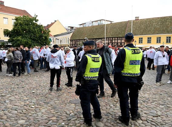 Football, men, season 2022 2023, Europa League, Malmö FF 1 FC Union Berlin group stage, group D, match day 3 , fans of Union on the day of the match in Malmö at Lilla Torg, many fans wear the white motto jackets with the imprint Union Fans in Europe with a ferry and the inscription travel squad as a motif, police in the foreground, 06 10 2022, Copyright: xMatthiasxKochx