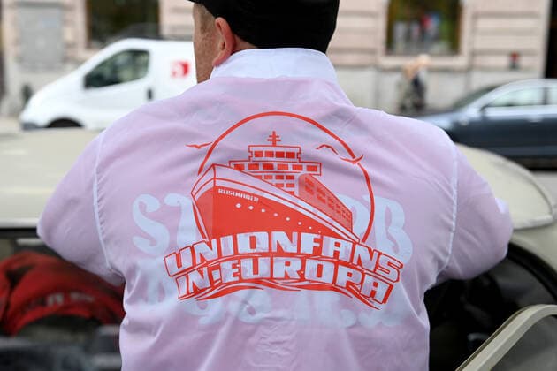 Football, men, season 2022 2023, Europa League, Malmö FF 1 FC Union Berlin group stage, group D, match day 3 , fans of Union on the day of the match in Malmö at Lilla Torg, many fans wear the white motto jackets with the imprint Union Fans in Europe with a ferry and the inscription travel squad as a motif, 06 10 2022, Copyright: xMatthiasxKochx