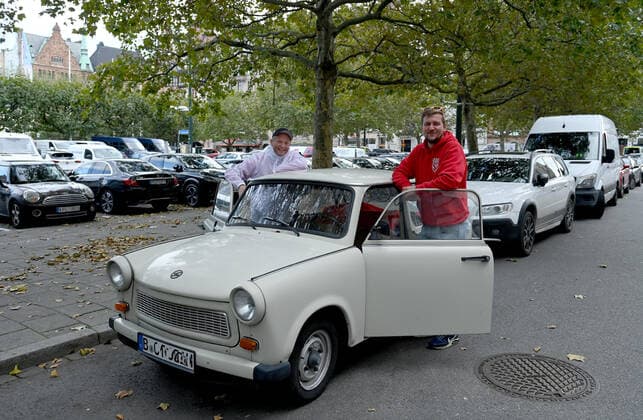 Football, men, season 2022 2023, Europa League, Malmö FF 1 FC Union Berlin group stage, Group D, Matchday 3 , Fans of Union on the day of the match in Malmö at Lilla Torg, v l Pierre Gelbke and Andreas Knoll traveled with a Trabant from Zeuthen or Schulzendorf via Rostock ferry to Malmö, 06 10 2022, Copyright: xMatthiasxKochx