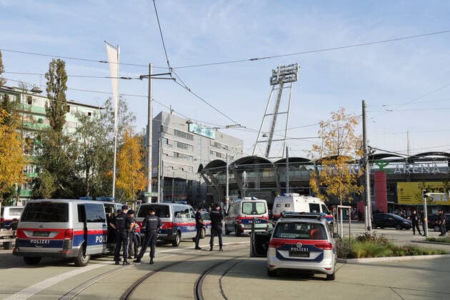 SOCCER - UEFA EL, Sturm vs Lazio GRAZ,AUSTRIA,06.OCT.22 - SOCCER - UEFA Europa League, SK Sturm Graz vs SS Lazio Roma. Image shows police cars in front of Merkur Arena.  GEPAxpictures xChrisxBauer