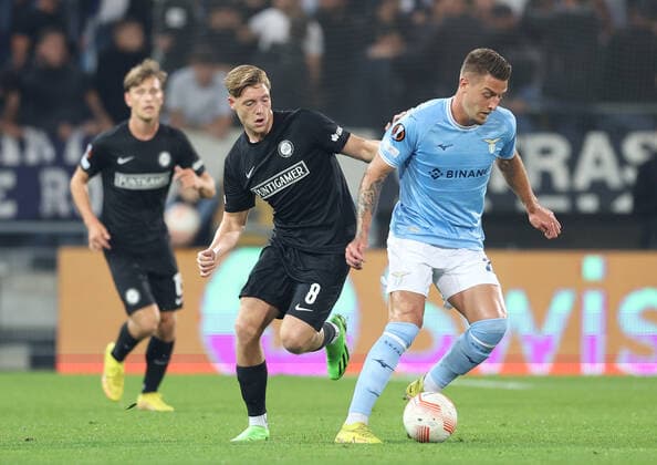 SOCCER - UEFA EL, Sturm vs Lazio GRAZ,AUSTRIA,06.OCT.22 - SOCCER - UEFA Europa League, SK Sturm Graz vs SS Lazio Roma. Image shows Sergej Milinkovic-Savic (Lazio) and Alexander Prass (Sturm).  GEPAxpictures xChrisxBauer