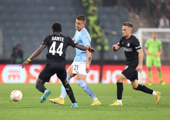 SOCCER - UEFA EL, Sturm vs Lazio GRAZ,AUSTRIA,06.OCT.22 - SOCCER - UEFA Europa League, SK Sturm Graz vs SS Lazio Roma. Image shows Sergej Milinkovic-Savic (Lazio), Amadou Dante and Tomi Horvat (Sturm).  GEPAxpictures xChrisxBauer