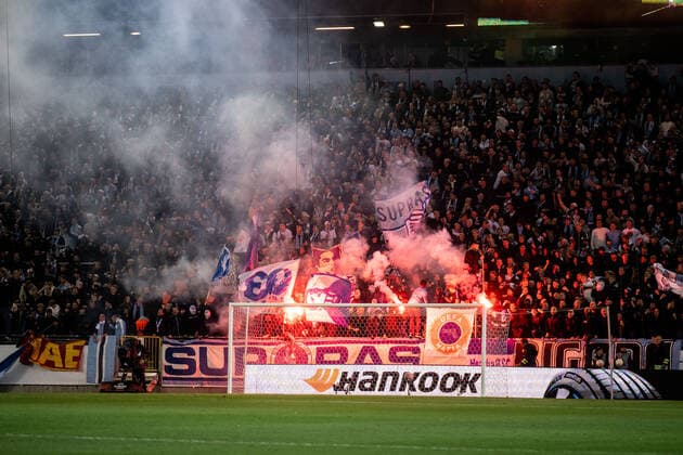 221006 Supporters of Malmö FF burning bengals during the UEFA Europa League match between Malmö FF and Union Berlin on October 6, 2022 in Malmö Photo Petter Arvidson BILDBYRAN code PA PA0409 football football soccer fotball uefa europa league malmö ff union berlin bbeng crowd pyrotechnics,  Copyright: PETTERxARVIDSON BB221006PA054