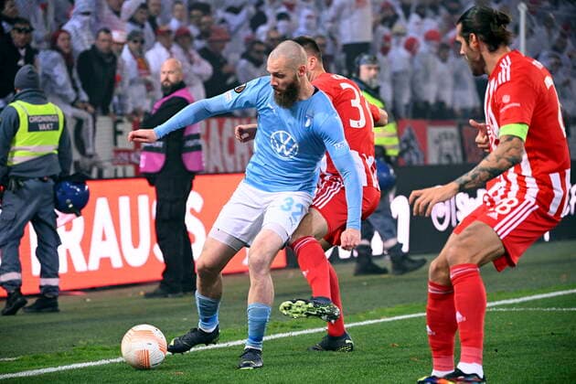 MALMÖ 20221006 Malmös Jo Inge Berget with the ball, passed by Union Berlins Robin Knoche during Thursdays soccer match in the Europa League, group D, between Malmö FF and FC Union Berlin at Eleda Stadium New Malmö Stadion Malmö Sweden FOOTBALL x50090x,  Copyright: xJohanxNilsson TTx EUROPA LEAGUE MALMÖ FF-UNION BERLIN