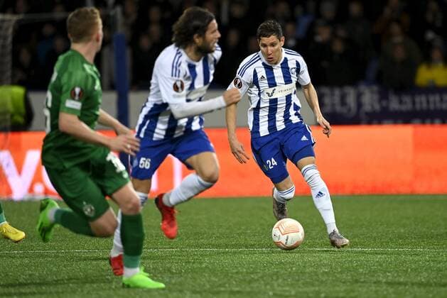 David Browne (R) of HJK vies with the ball during the UEFA Europa League Group C first leg football match HJK Helsinki vs PFC Ludogorets Razgrad in Helsinki, Finland on October 6, 2022. Helsinki Finland LKFTJK20221006200636RANX  Copyright: xEmmixKorhonenx LKFTJK20221006200636RANX