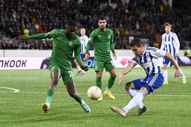 David Browne (R) of HJK vies with the ball with Manuel Cafumana of Ludogorets during the UEFA Europa League Group C first leg football match HJK Helsinki vs PFC Ludogorets Razgrad in Helsinki, Finland on October 6, 2022. Helsinki Finland LKFTJK20221006201514MNBP  Copyright: xEmmixKorhonenx LKFTJK20221006201514MNBP