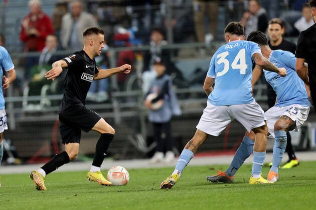 SOCCER - UEFA EL, Sturm vs Lazio GRAZ,AUSTRIA,06.OCT.22 - SOCCER - UEFA Europa League, SK Sturm Graz vs SS Lazio Roma. Image shows Tomi Horvat (Sturm) and Mario Gila (Lazio).  GEPAxpictures xHansxOberlaender