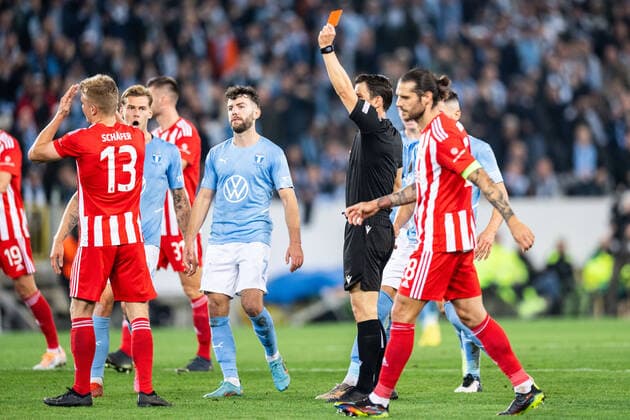221006 Andras Schäfer of Union Berlin receives a red card from Referee Halil Umut Meler during the UEFA Europa League match between Malmö FF and Union Berlin on October 6, 2022 in Malmö Photo Petter Arvidson BILDBYRAN code PA PA0409 football football soccer fotball uefa europa league malmö ff union berlin bbeng,  Copyright: PETTERxARVIDSON BB221006PA072