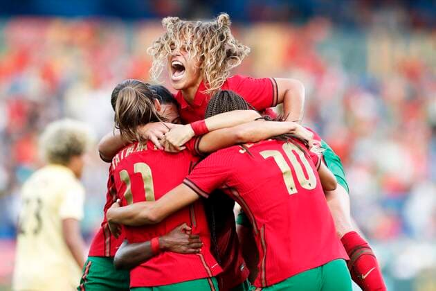 Bilder des Jahres, Sport 10 Oktober Sport Themen der Woche KW40 Sport Bilder des Tages BARCELOS, PORTUGAL - OCTOBER 6 : Portugal celebrates after scoring during the world cup 2023 qualifications play-offs match between Portugal and the Belgian Red Flames on October 06, 2022 in Barcelos, Portugal, 6 10 2022 ( Portugal v Belgian Red Flames - WK 2023 Qualifications PhotoNews Panoramic 