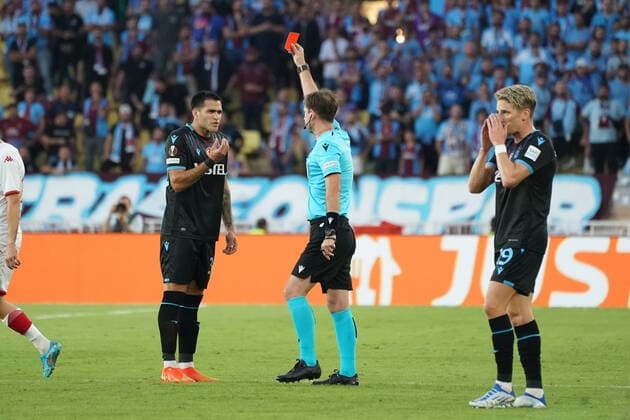 Carton rouge - Maxi Gomez (Trabzonspor) - Giorgi Kruashvili (arbitre) FOOTBALL : AS Monaco vs Trabzonspor - Ligue Europa - Phase de groupe - Monaco - 06 10 2022 NorbertScanella Panoramic 