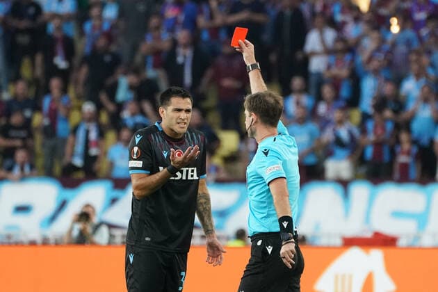 Carton rouge - Maxi Gomez (Trabzonspor) - Giorgi Kruashvili (arbitre) FOOTBALL : AS Monaco vs Trabzonspor - Ligue Europa - Phase de groupe - Monaco - 06 10 2022 NorbertScanella Panoramic 
