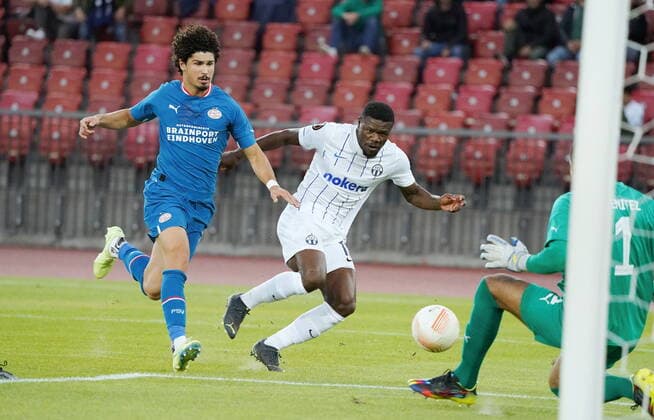 Photo Manuel Geisser 06 10 2022 Stadium Letzigrund Football season 2022 2023 Europa League group stage FC Zuerich PSV Eindhoven Picture Aiyegun Tosin FC Zuerich against Andre Ramalho PSV Eindhoven I Action duel