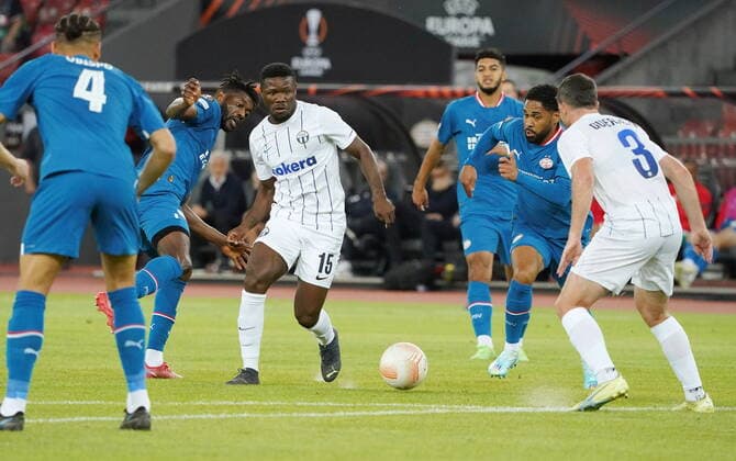 Photo Manuel Geisser 06 10 2022 Stadium Letzigrund Football season 2022 2023 Europa League group stage FC Zuerich PSV Eindhoven Picture Aiyegun Tosin FC Zuerich against Andre Ramalho PSV Eindhoven I Action duel