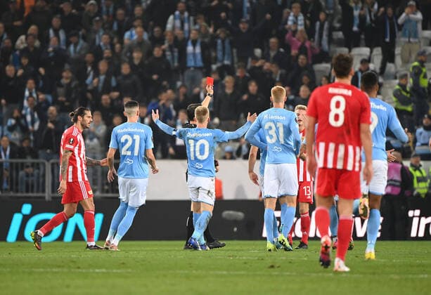Football, men, 2022 2023 season, Europa League, Malmö FF 1 FC Union Berlin group stage, Group D, Matchday 3 , v l Referee Halil Umut Meler shows Andras Schäfer 1 FC Union the red card, 06 10 2022, Copyright: xMatthiasxKochx