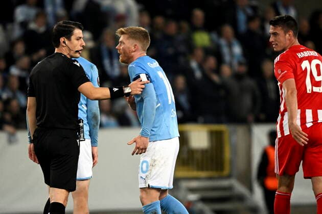 MALMÖ 20221006 Malmös captain Anders Christiansen protests to the referee Halil Umut Meler, after a pasted flimsy by Union Berlins Janik Haberer during Thursdays Europa League, Group D soccer match between Malmö FF and FC Union Berlin at Eleda Stadium New Malmö Stadion Malmö Sweden FOOTBALL x50090x,  Copyright: xJohanxNilsson TTx EUROPA LEAGUE MALMÖ FF-UNION BERLIN