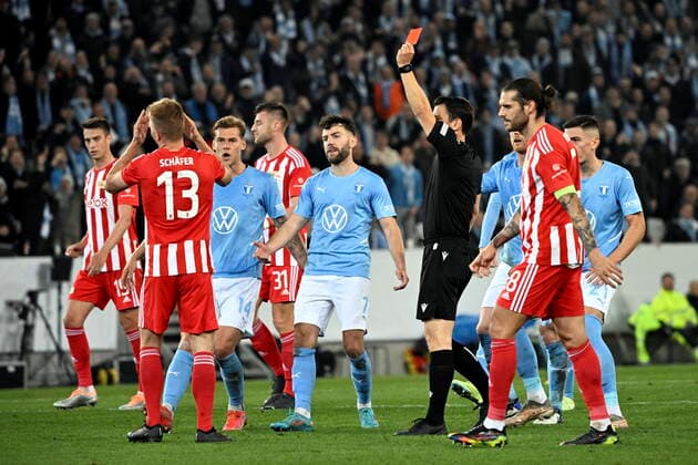 MALMÖ 20221006 Union Berlins András Schäfer receives the right card for fouling Malmös captain Anders Christiansen in the 46th minute of the first half during Thursdays football match in the Europa League, group D, between Malmö FF and FC Union Berlin at Eleda Stadium Nya Malmö Stadion Malmö Sweden FOOTBALL x50090x,  Copyright: xJohanxNilsson TTx EUROPA LEAGUE MALMÖ FF-UNION BERLIN