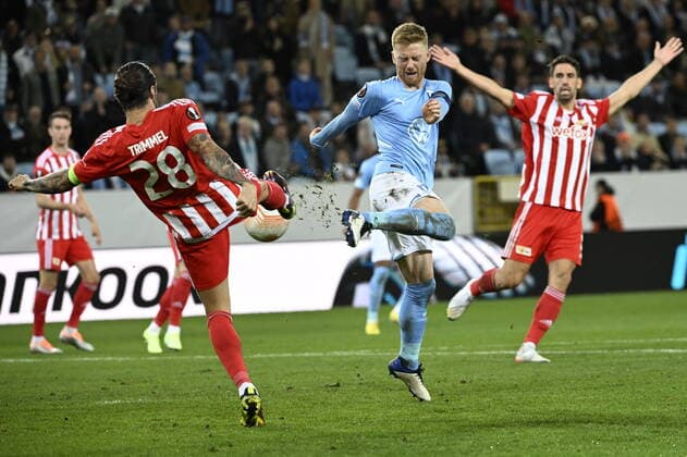 MALMÖ 20221006 Malmös captain Anders Christiansen tries to kick the ball past Union Berlins captain Christopher Trimmel during Thursdays football match in the Europa League, group D, between Malmö FF and FC Union Berlin at Eleda Stadium New Malmö Stadion Malmö Sweden FOOTBALL x50090x,  Copyright: xJohanxNilsson TTx EUROPA LEAGUE MALMÖ FF-UNION BERLIN
