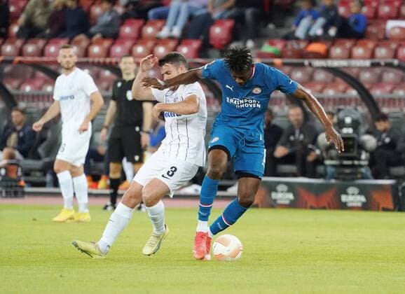 Photo Manuel Geisser 06 10 2022 Stadium Letzigrund Football season 2022 2023 Europa League group stage FC Zuerich PSV Eindhoven Picture Adrian Guerrero FC Zuerich against Ibrahim Sangre PSV Eindhoven Action duel Zurich - PSV  x18681702x Copyright: