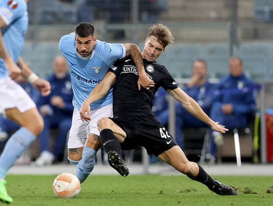 Sport Bilder des Tages SOCCER - UEFA EL, Sturm vs Lazio GRAZ,AUSTRIA,06.OCT.22 - SOCCER - UEFA Europa League, SK Sturm Graz vs SS Lazio Roma. Image shows Mattia Zaccagni (Lazio) and David Affengruber (Sturm).  GEPAxpictures xHansxOberlaender