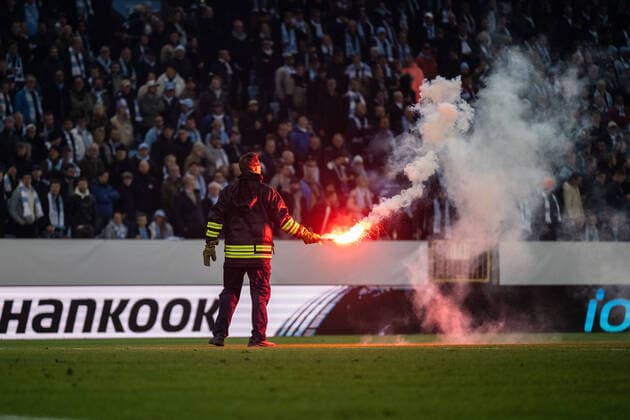 221006 Bengals being thrown onto the pitch during the UEFA Europa League match between Malmö FF and Union Berlin on October 6, 2022 in Malmö Photo Petter Arvidson BILDBYRAN code PA PA0409 football football soccer fotball uefa europa league malmö ff union berlin bbeng pyrotechnics,  Copyright: PETTERxARVIDSON BB221006PA102