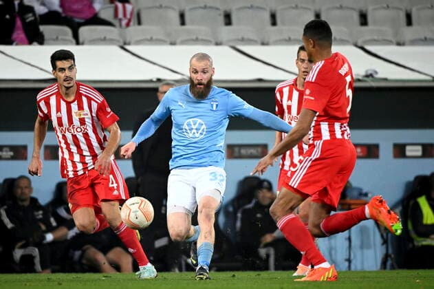 MALMÖ 20221006 Malmös Jo Inge Berget with the ball, chased by Union Berlins Diogo Leite left during Thursdays football match in the Europa League, group D, between Malmö FF and FC Union Berlin at Eleda Stadium New Malmö Stadion Malmö Sweden FOOTBALL x50090x,  Copyright: xJohanxNilsson TTx EUROPA LEAGUE MALMÖ FF-UNION BERLIN