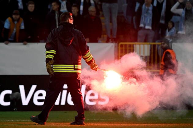 MALMÖ 20221006 A bengal that has been thrown onto the pitch is carried away during Thursdays football match in the Europa League, group D, between Malmö FF and FC Union Berlin at the Eleda stadium Nya Malmö Stadion Malmö Sweden FOOTBALL x50090x,  Copyright: xJohanxNilsson TTx EUROPA LEAGUE MALMÖ FF-UNION BERLIN