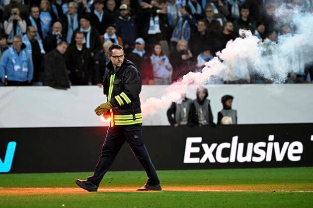 MALMÖ 20221006 A bengal that has been thrown onto the pitch is carried away during Thursdays football match in the Europa League, group D, between Malmö FF and FC Union Berlin at the Eleda stadium Nya Malmö Stadion Malmö Sweden FOOTBALL x50090x,  Copyright: xJohanxNilsson TTx EUROPA LEAGUE MALMÖ FF-UNION BERLIN