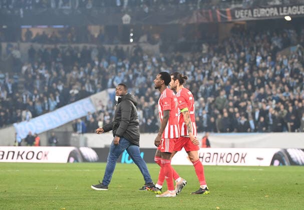 Football, men, 2022 2023 season, Europa League, Malmö FF 1 FC Union Berlin group stage, group D, match day 3 , from the blocks of Union fans rockets are fired on the field, the game was interrupted, Sheraldo Becker 1 FC Union , Christopher Trimmel 1 FC Union walk off the field, 06 10 2022, Copyright: xMatthiasxKochx